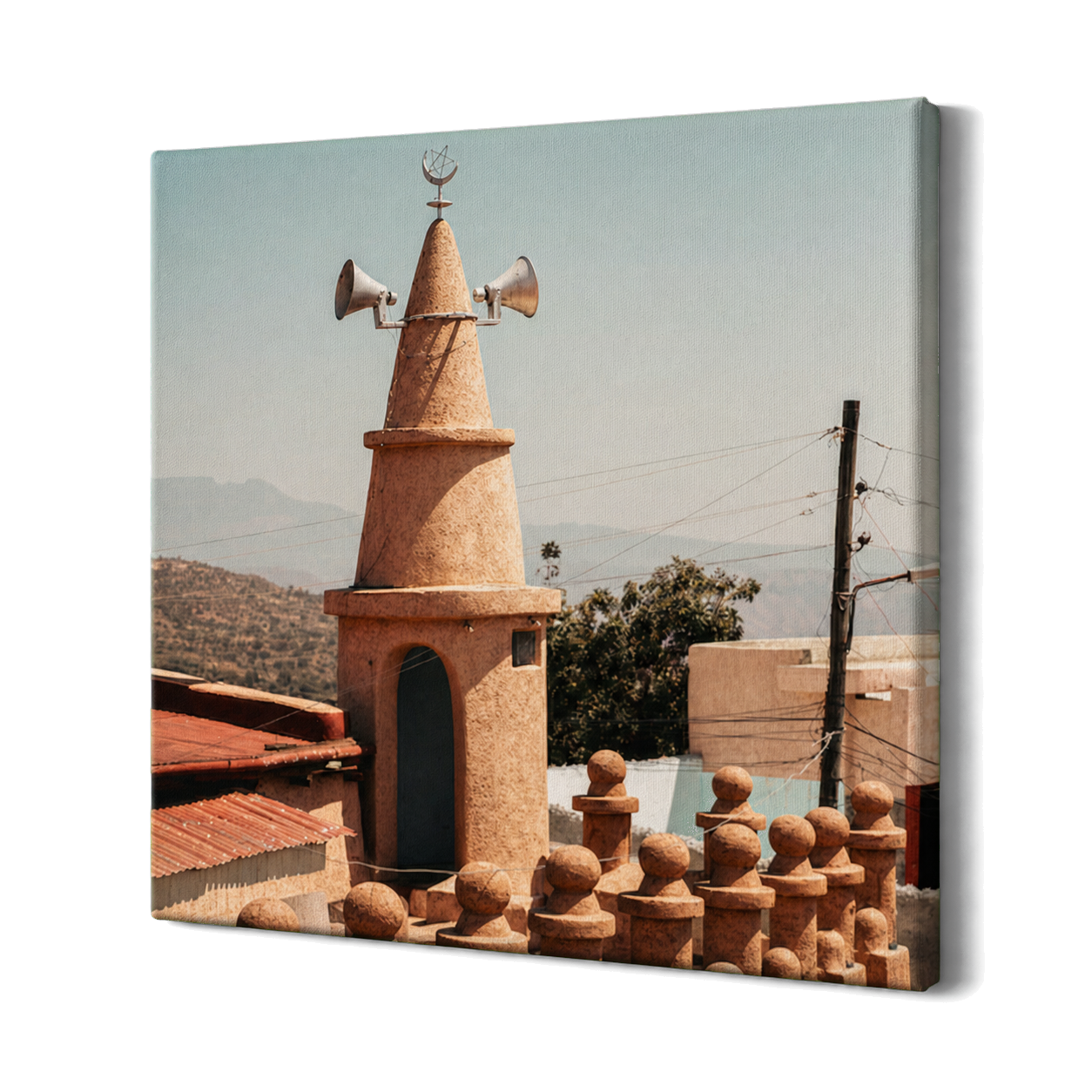 Minaret ocre et haut-parleurs de l'appel à la prière