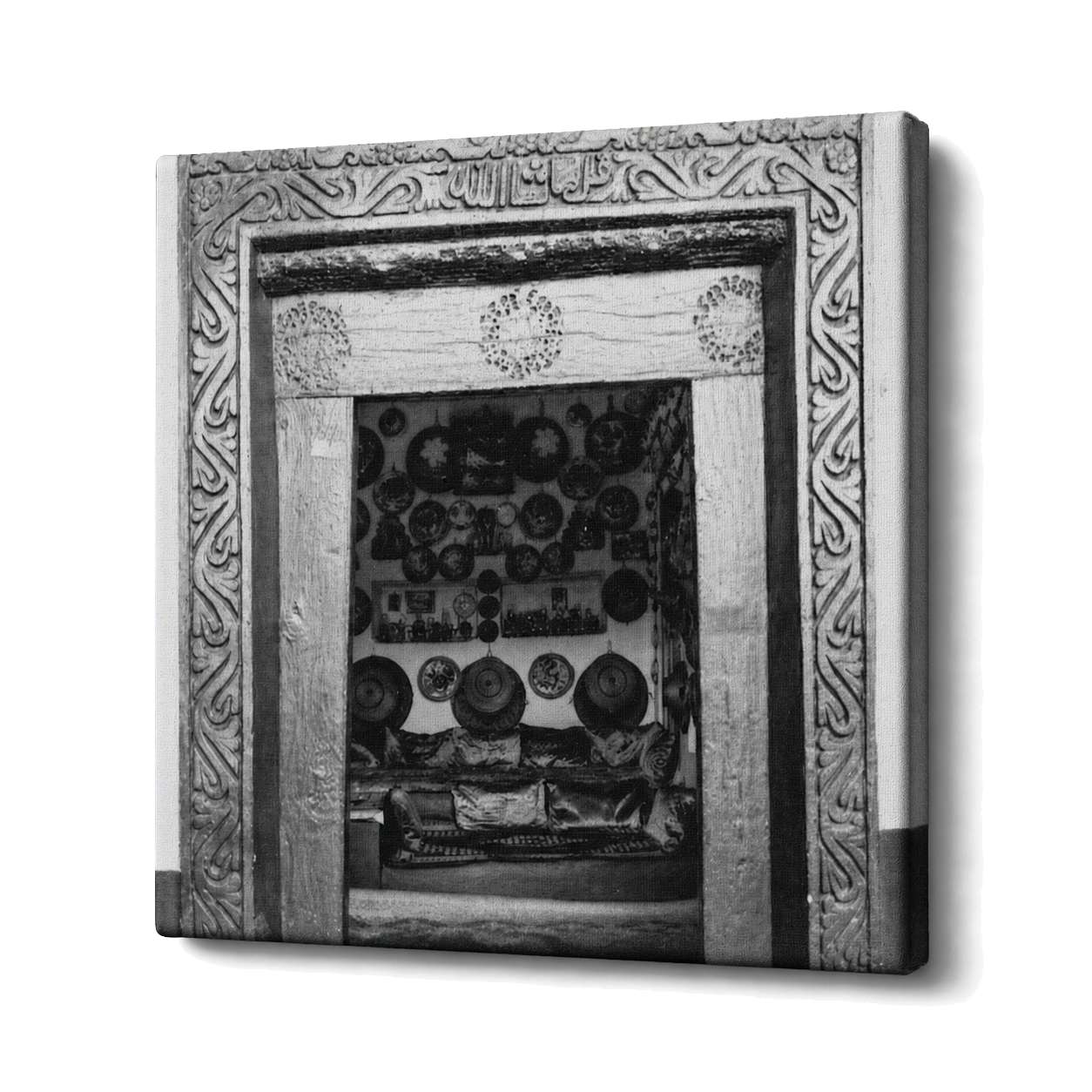 Porte sculptée d'une maison traditionnelle