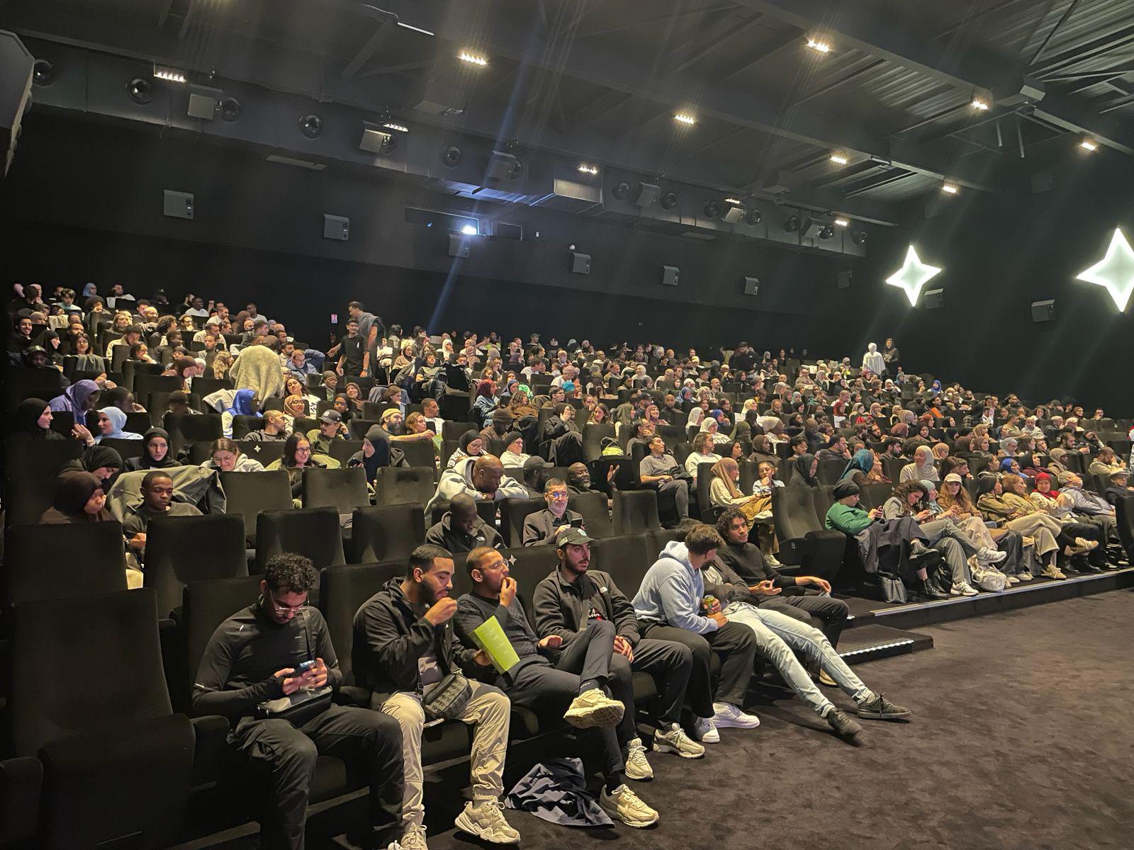 Salle comble pendant une étape de la tournée Harar